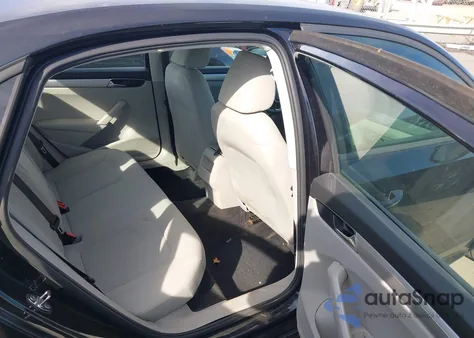 2018 Volkswagen Passat 2.0T R-Line/2.0T S z USA, uszkodzony, nr VIN 1VWAA7A30JC014982